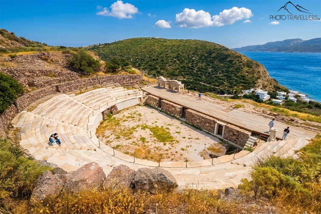Die halbrunden Zuschauertribünen des antiken Theaters von Trypiti oberhalb des Meeres