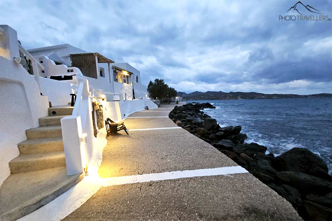 Promenade in Pollonia mit weißen Häusern und Steinpflaster am Meer