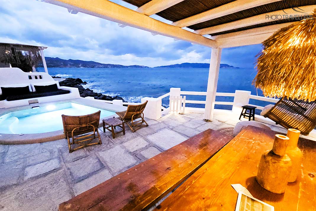 Eine Veranda mit kleinem Pool und überdachtem Essbereich in Pollonia