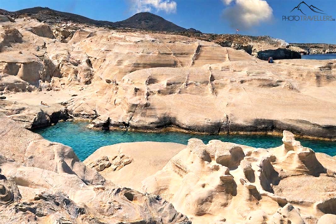Die hellen ausgewaschenen Felsformationen mit türkisfarbenem Wasser in der Bucht von Sarakiniko