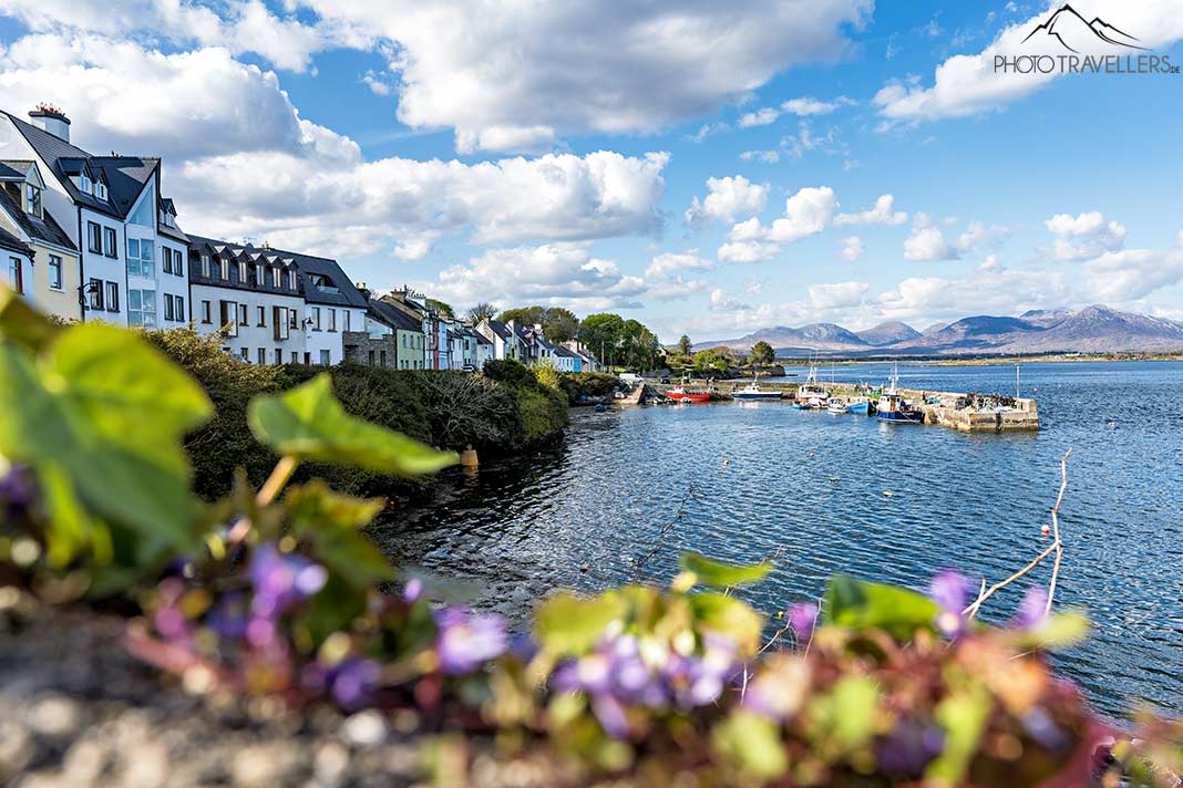 Fischerboote im kleinen Hafen von Roundstone, Irland