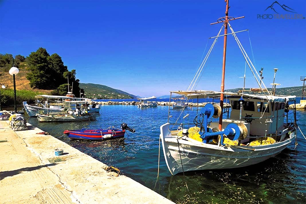 Ein Fischerboot ankert am kleiner Anleger von Kalamakia auf Alonnisos