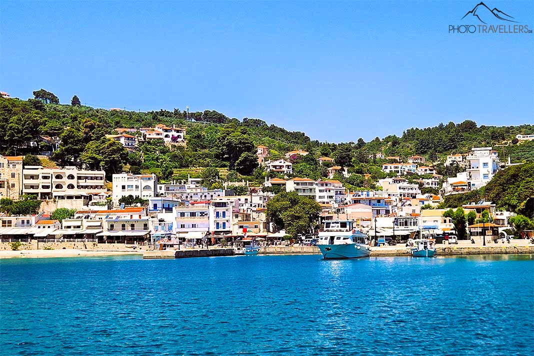 Weiße Häuser und Boote zieren den Hafen von Patitiri auf Alonnisos