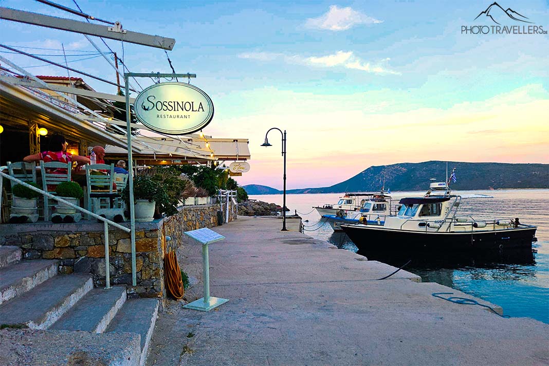 Beleuchtete Tavernen an der Uferpromenade von Steni Vala auf Alonnisos
