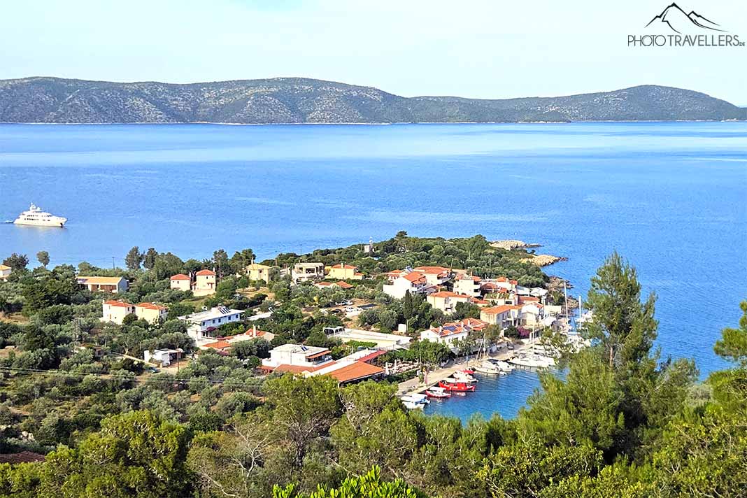 Das Dorf Steni Vala auf Alonnisos ragt auf einer Landzunge ins Meer