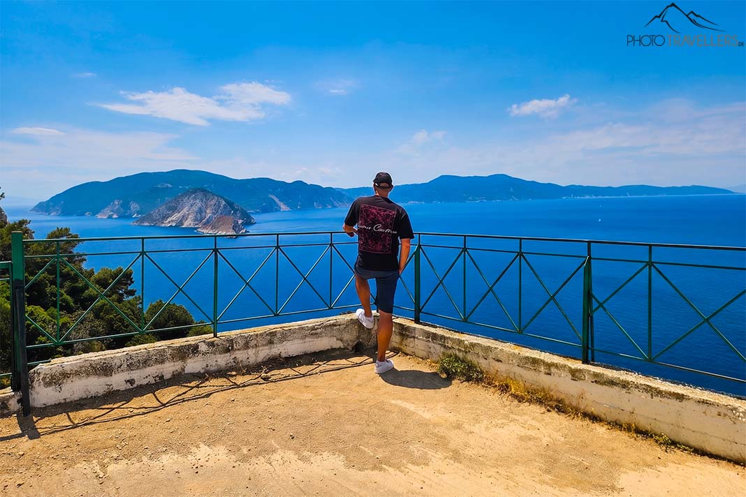 Ein Mann steht mit dem Rücken zur Kamera auf einer Plattform und schaut auf das Meer rund um Alonnisos