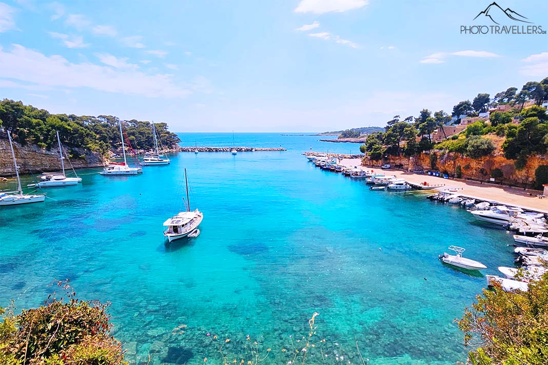 Türkisblaue Bucht von Rousoum Gialos mit einem Segelboot vor Anker