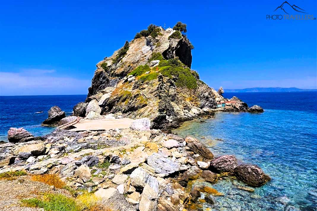 Die kleine Kapelle Agios Ioannis Kastri thront auf einem steilen Felsen an der Küste