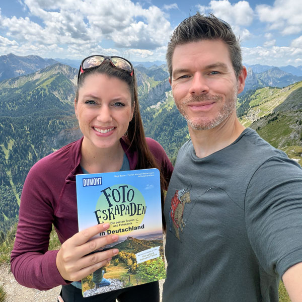 Die Reiseblogger Biggi Bauer und Florian Westermann mit ihrem Dumont-Buch "Foto-Eskapaden in Deutschland"