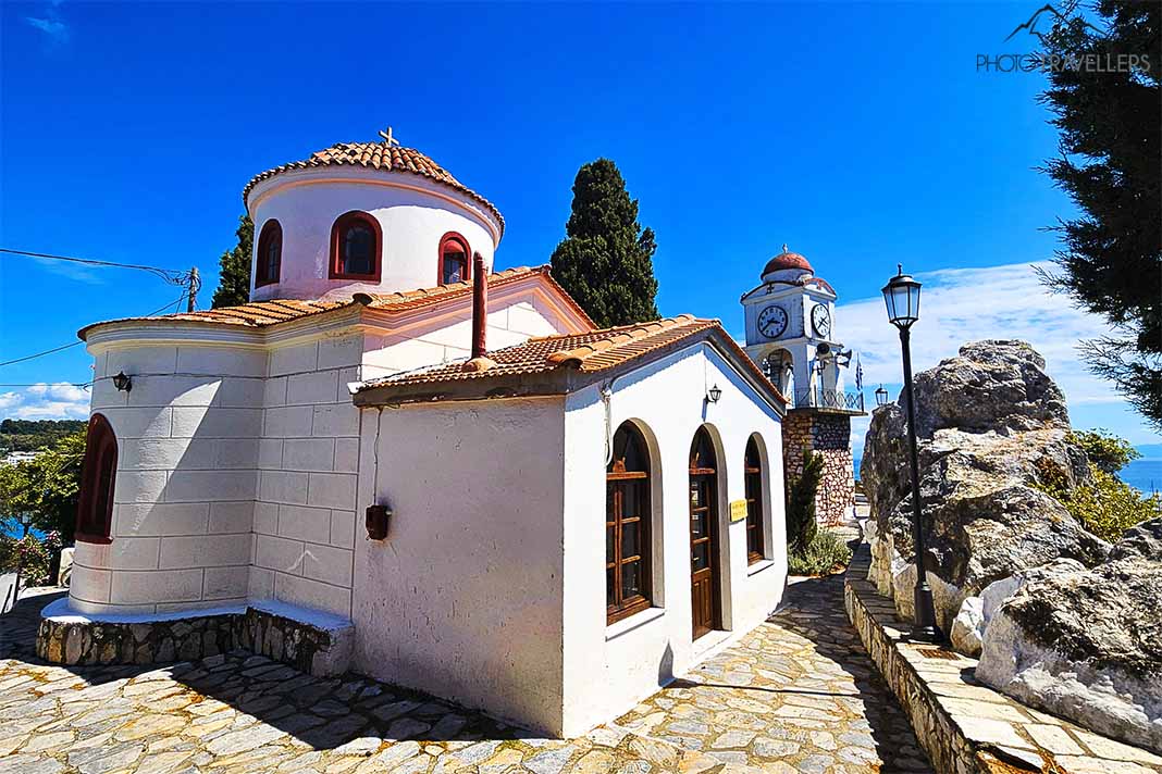 Die weiße Kirche Agios Nikolaos mit dem Uhrturm dahinter in der Chora von Skiathos