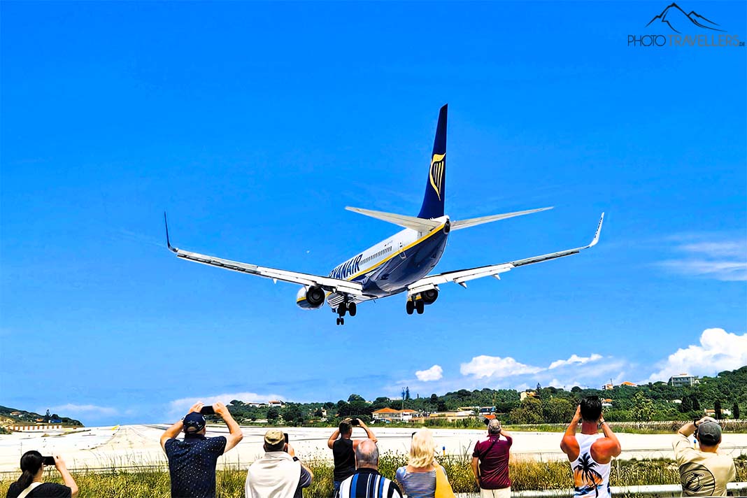 Passagierflugzeug im Landeanflug wenige Meter über den Köpfen von Menschen