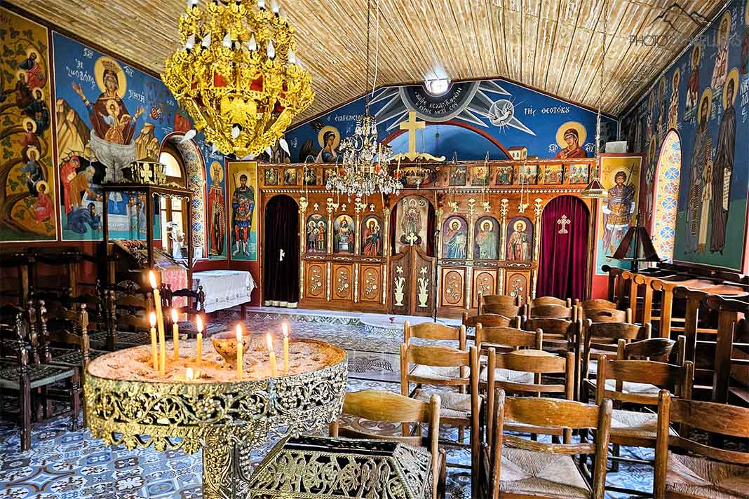 Vergoldete Ikonenwände vor dem Altar der Kapelle am Kloster Moni Evaggelistrias