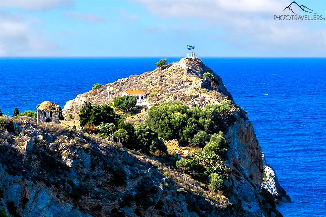 Griechenlandflagge steht auf der Spitze eines Felsens am Kastro auf Skiathos