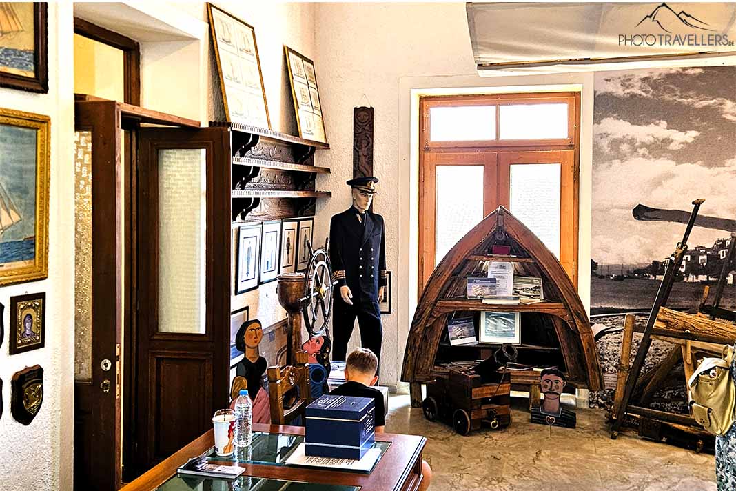 Raum des maritimen Museum auf Skiathos mit Matrosenuniform und Exponanten