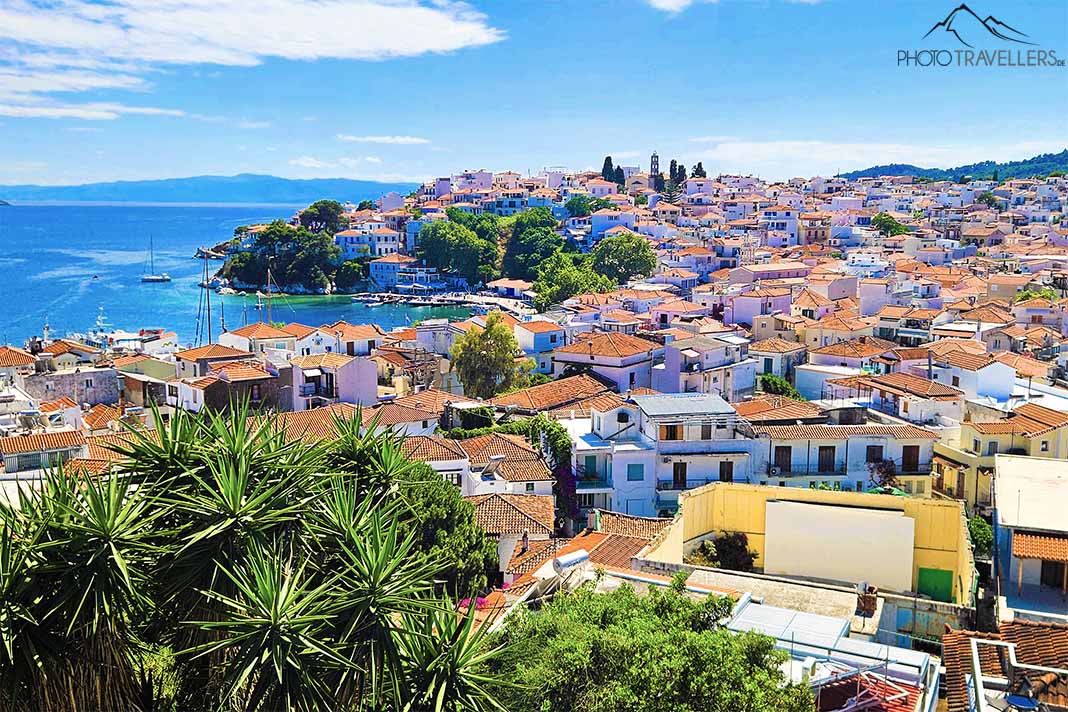 Blick über die Dächer von Skiathos-Stadt mit dem Meer im Hintergrund