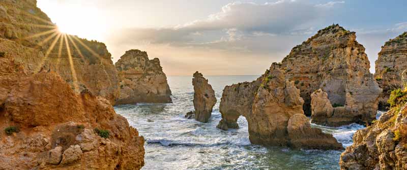Die Felsküste der Ponta da Piedade, eine der Top-Sehenswürdigkeiten an der Algarve