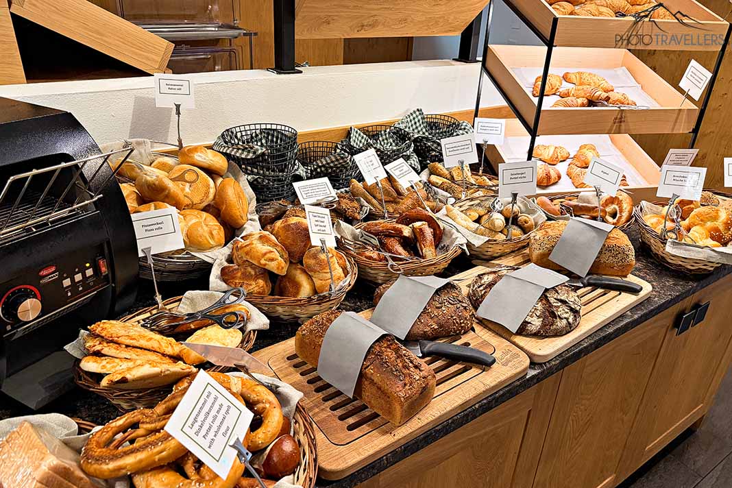 Riesige Brotauswahl beim Frühstück im Naturresort Puradies in Leogang