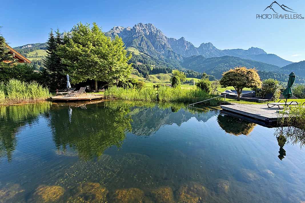 Der Naturpool mit Bergblick im Naturresort Puradies in Leogang