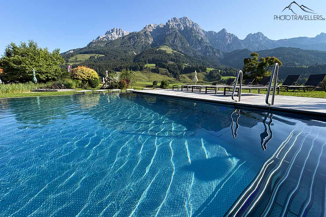 Der Außenpool mit Bergblick im Naturresort Puradies in Leogang