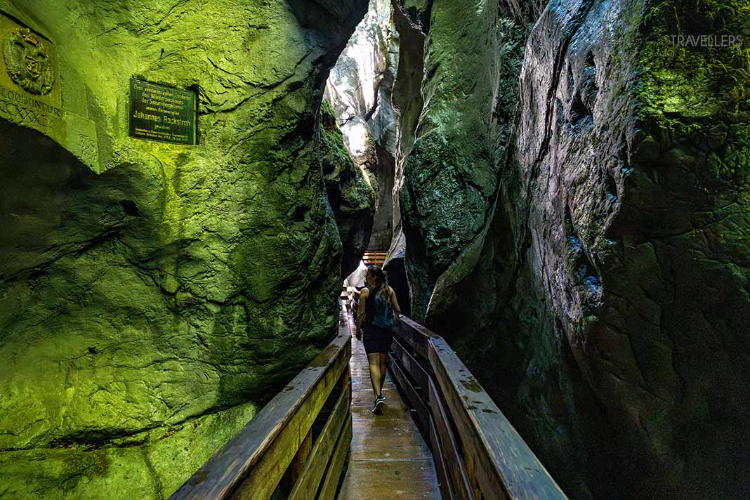 Reisebloggerin wandert auf einem Holzsteg durch die Seisenbergklamm