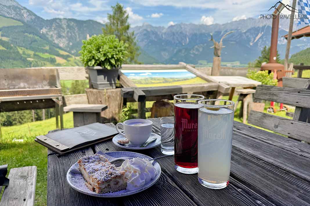 Getränke und Kuchen auf der Sinnlehenalm mit Blick auf die Berge