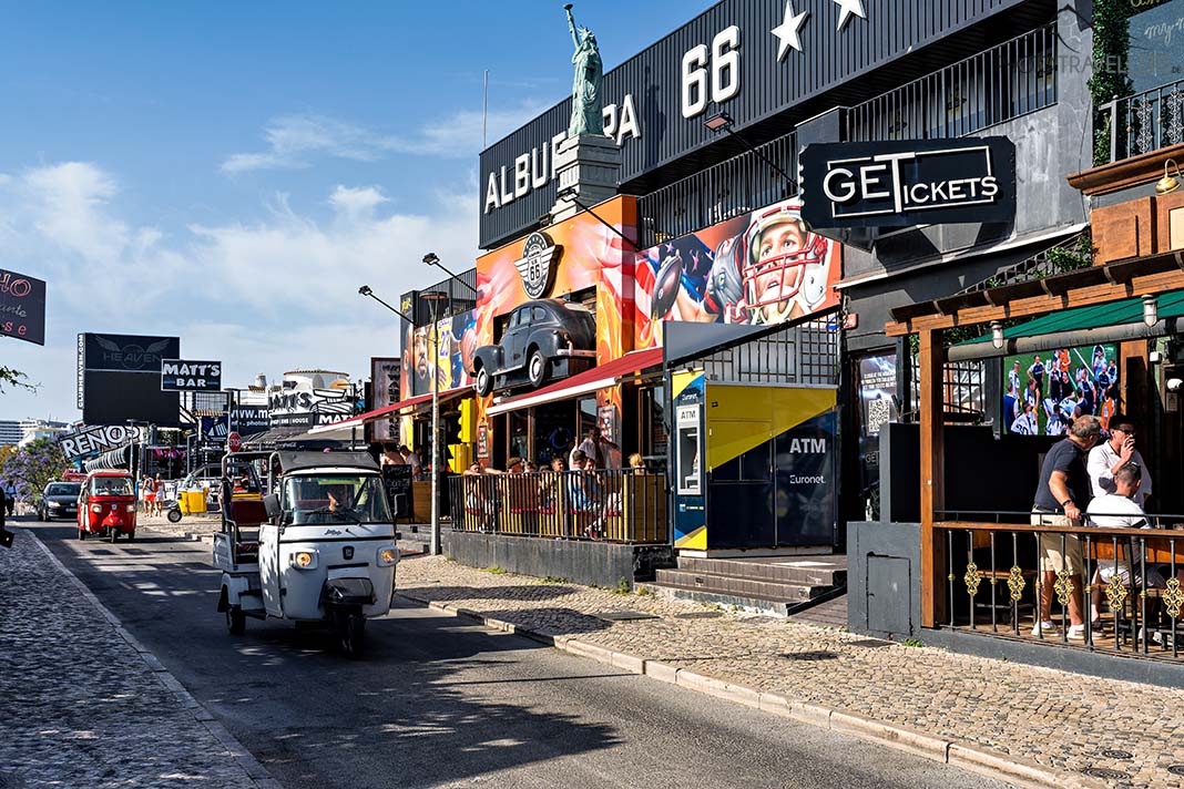 Der bekannte Strip in Albufeira
