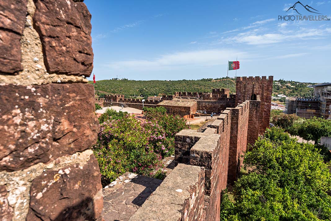 Besucher auf den Mauern vom Castelo de Silves