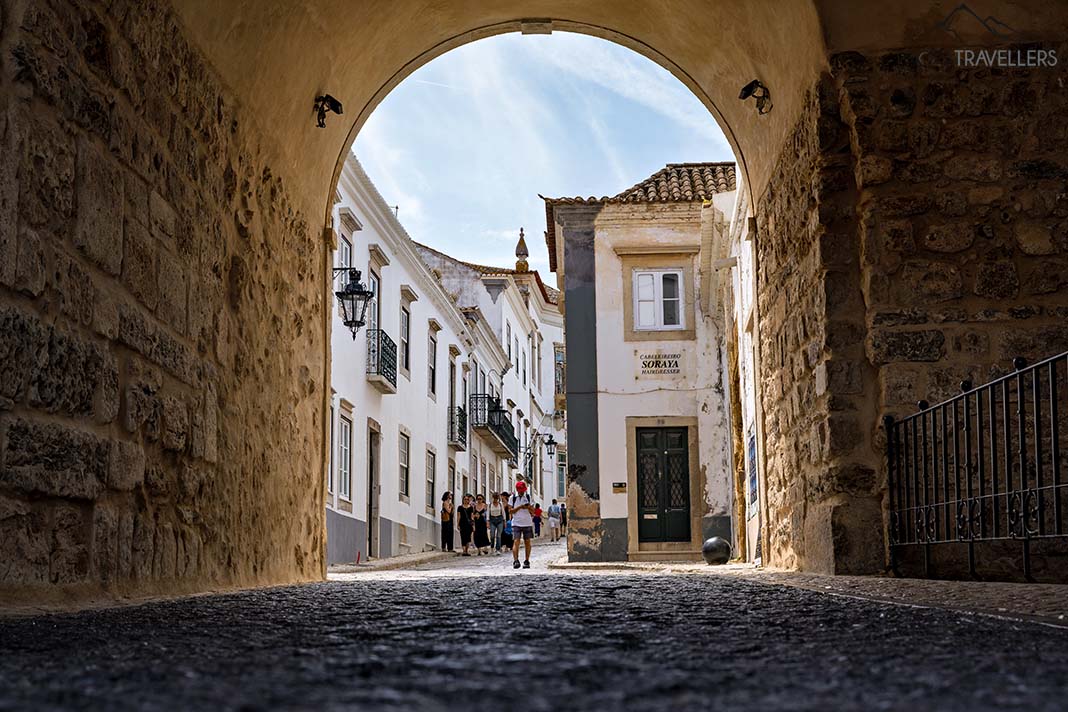 Der Torbogen Arco da Vila in Faro