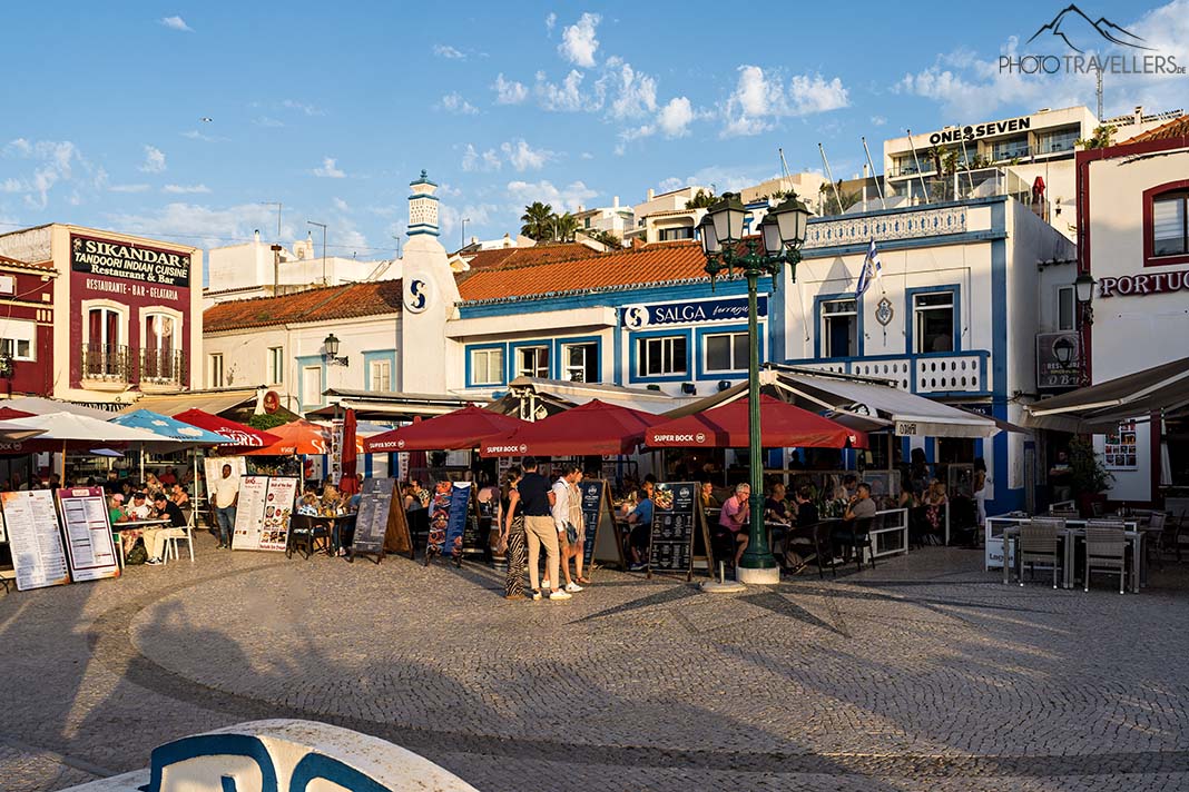 Besucher auf dem Hauptplatz in Ferragudo