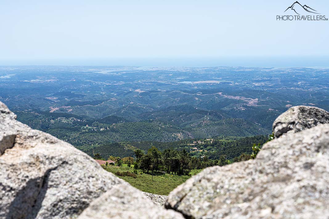 Der Blick vom Gipfel des Fóia über die Landschaft