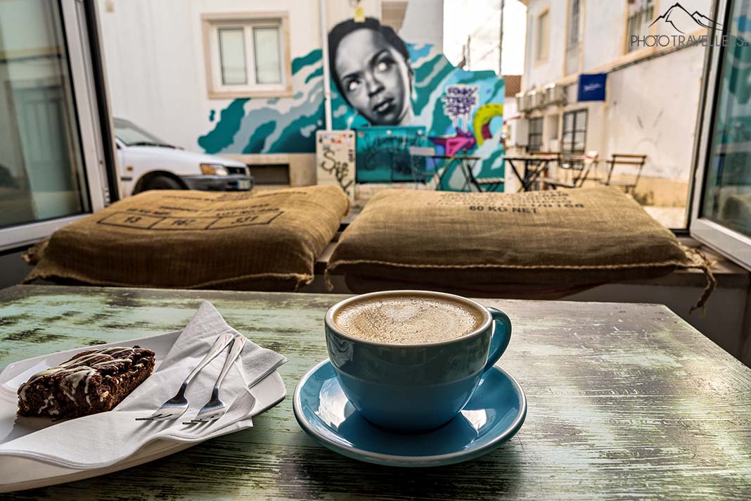 Kuchen und Kaffee im "The Studio" mit Blick auf Street Art in Lagos