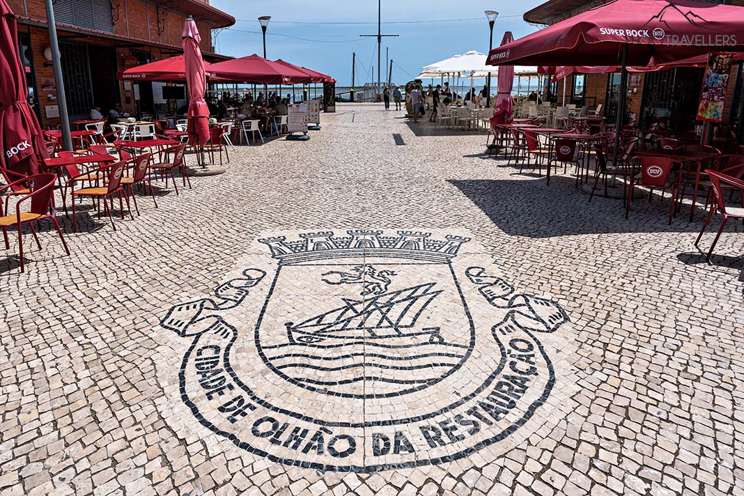 In den Boden eingelassener Schriftzug "Olhão da Restauração"