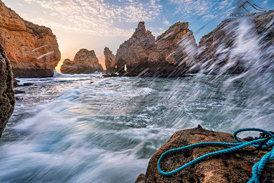 Sonnenaufgang in einer Felsbucht der Ponta da Piedade