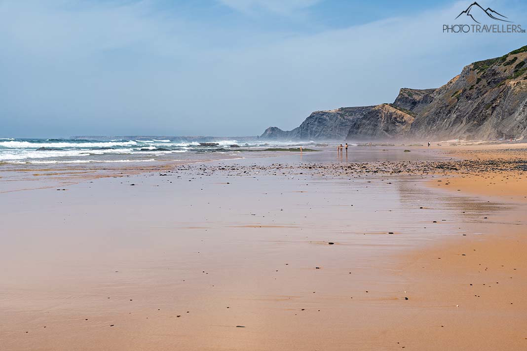 Besucher am weiten Strand Praia da Cordoama