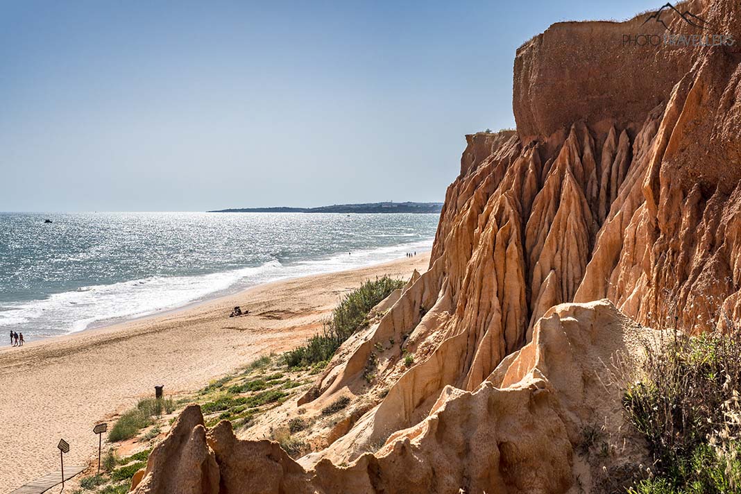 Blick von oben über die Sandsteinklippen am Praia da Falésia