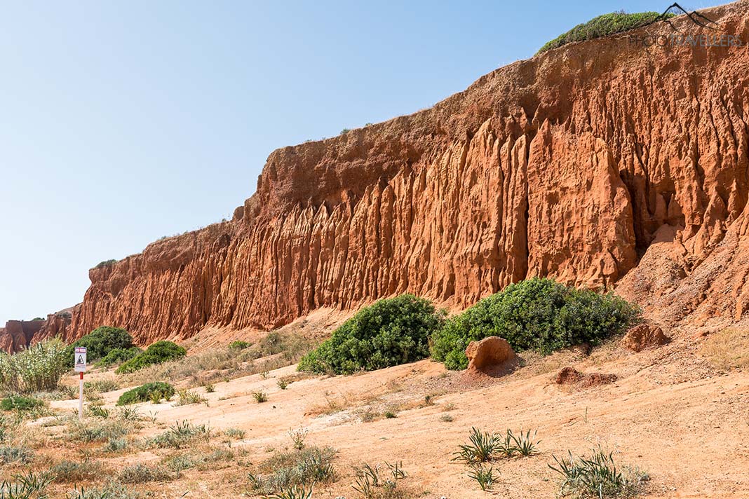 Rote Sandsteinklippen am Praia da Falésia