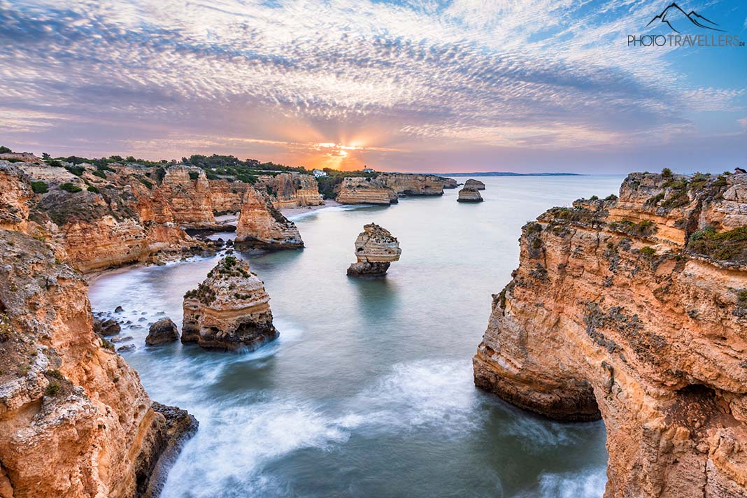 Die Felsformationen am Praia da Marinha im Morgenlicht