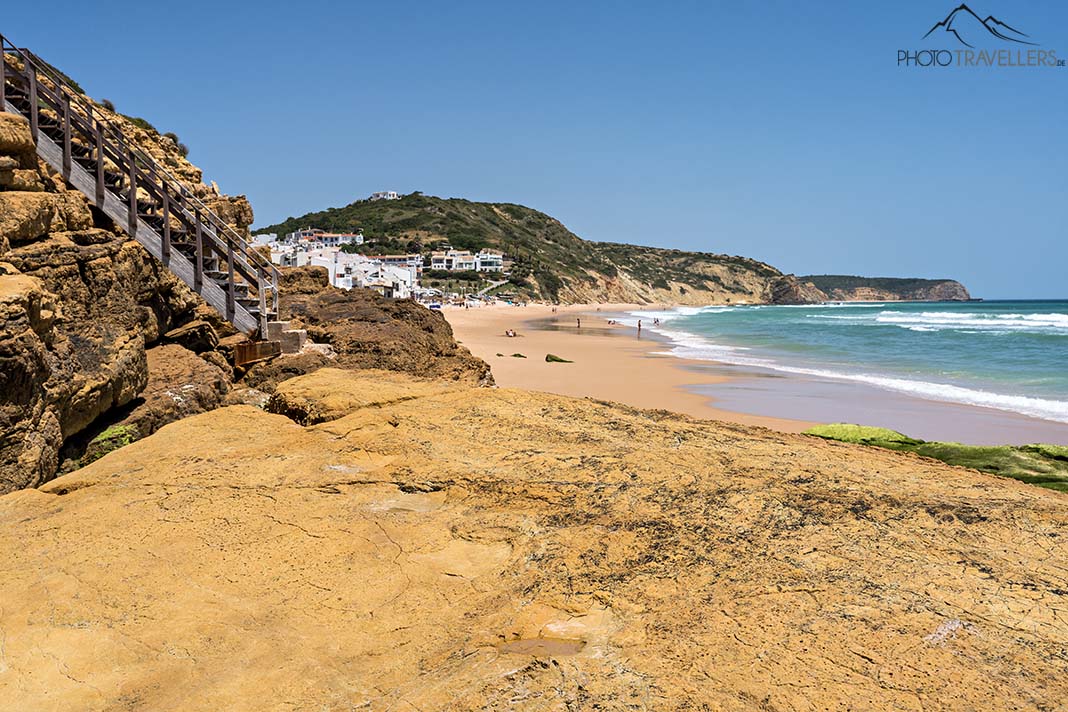 Versteinerte Dinosaurierspuren am Strand Praia da Salema