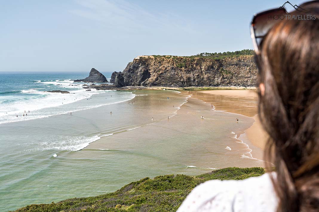 Reisebloggerin Biggi Bauer blickt auf den Strand Praia de Odeceixe