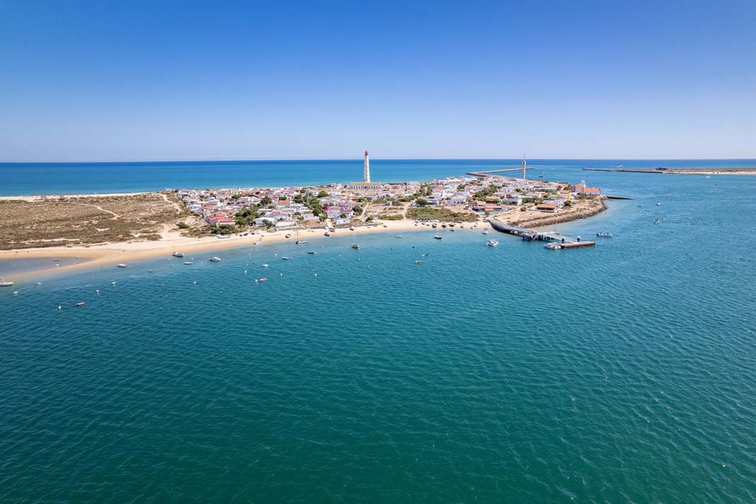 Der Strand Praia do Farol mit dem Leuchtturm aus der Luft