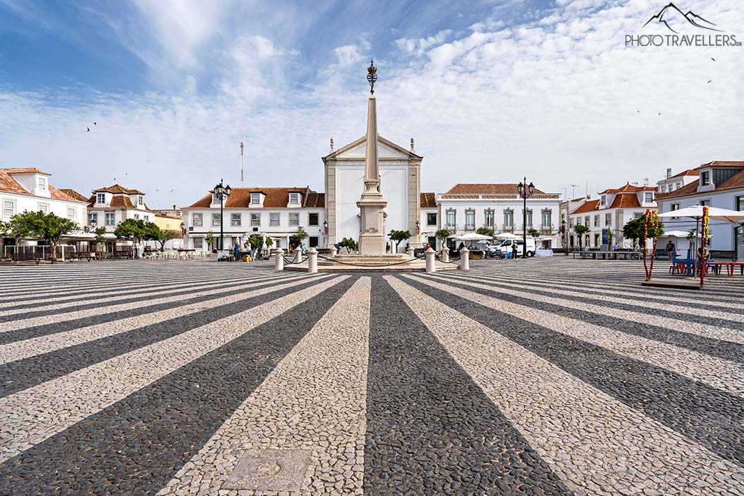 Der schwarz-weiß gepflasterte Marktplatz in Vila Real de Santo António