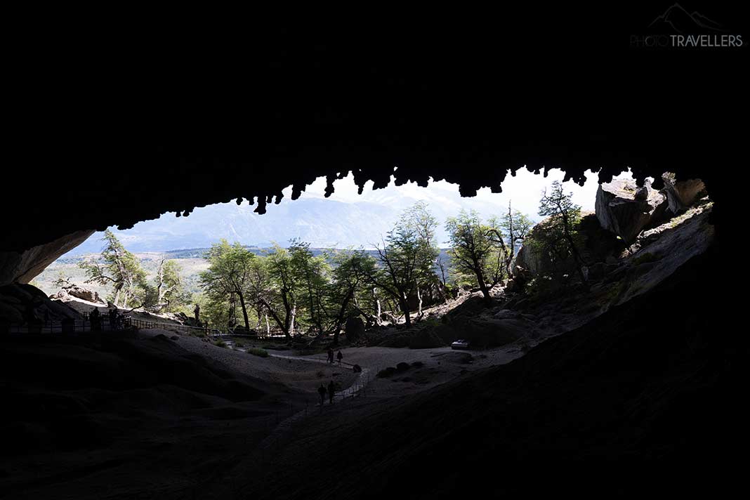Blick aus einer Höhle in Patagonien, unbearbeitete RAW-Datei