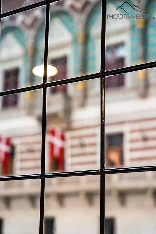 Blick durch ein Fenster mit Gitter bei weit geöffneter Blende