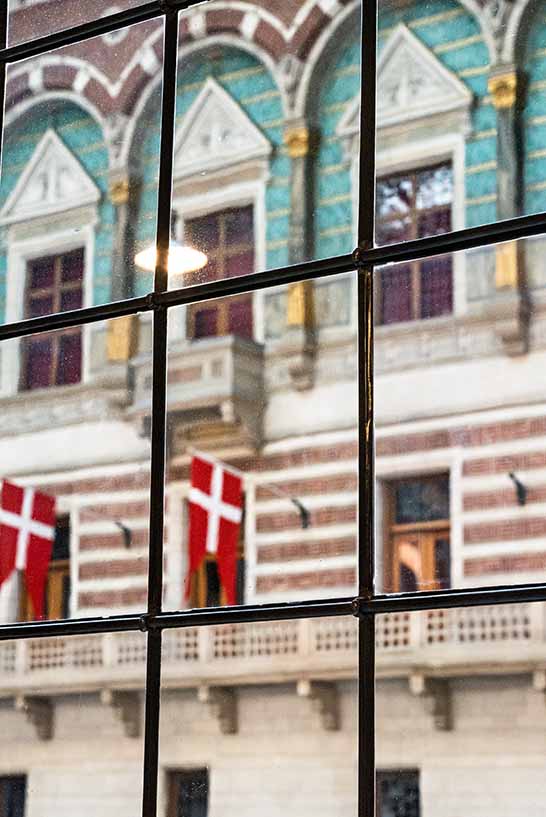 Blick durch ein Fenster mit Gitter bei weit geschlossener Blende