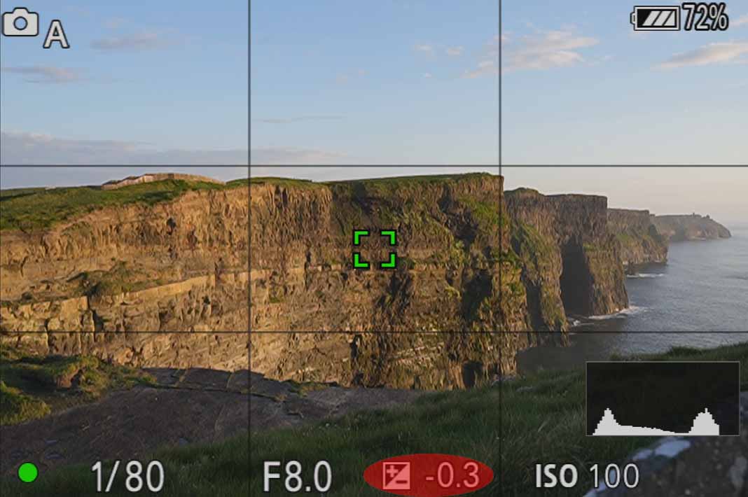 Die Cliffs of Moher, gesehen durch ein Kamera-Display im A-Modus mit Belichtungskorrektur