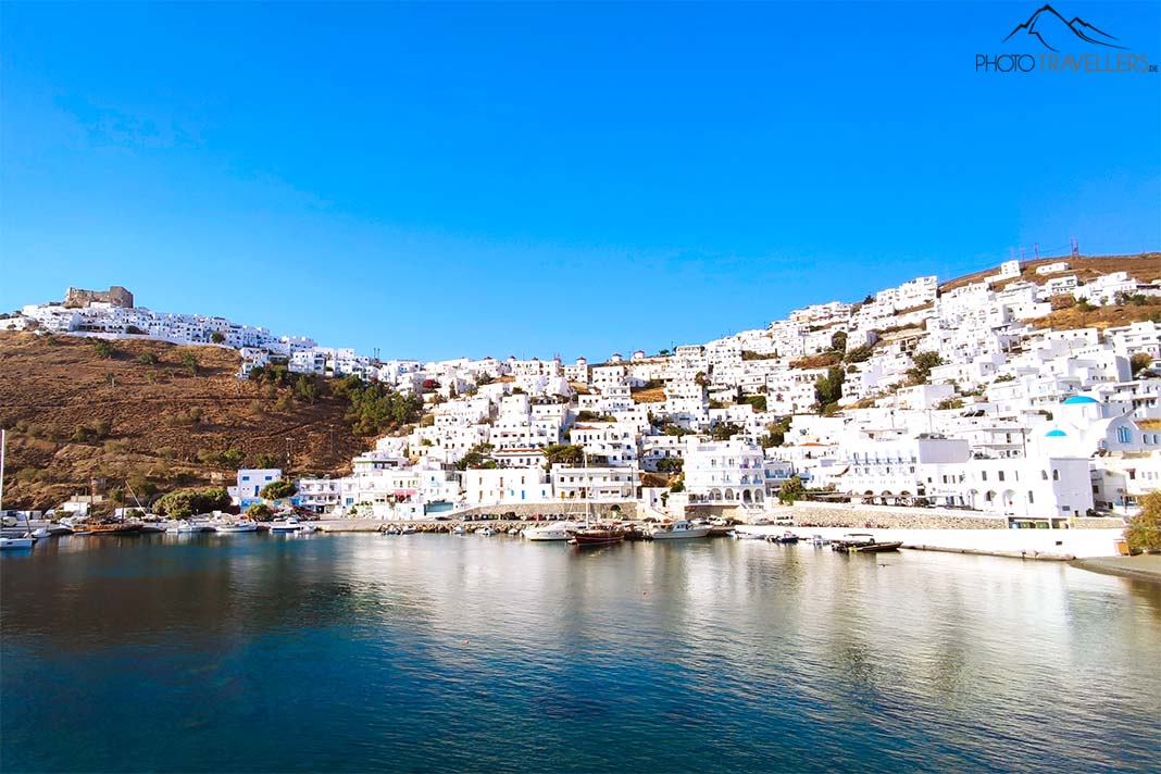 Blick über die Bucht zu den weißen Häusern am Hang der Chora von Astypalea