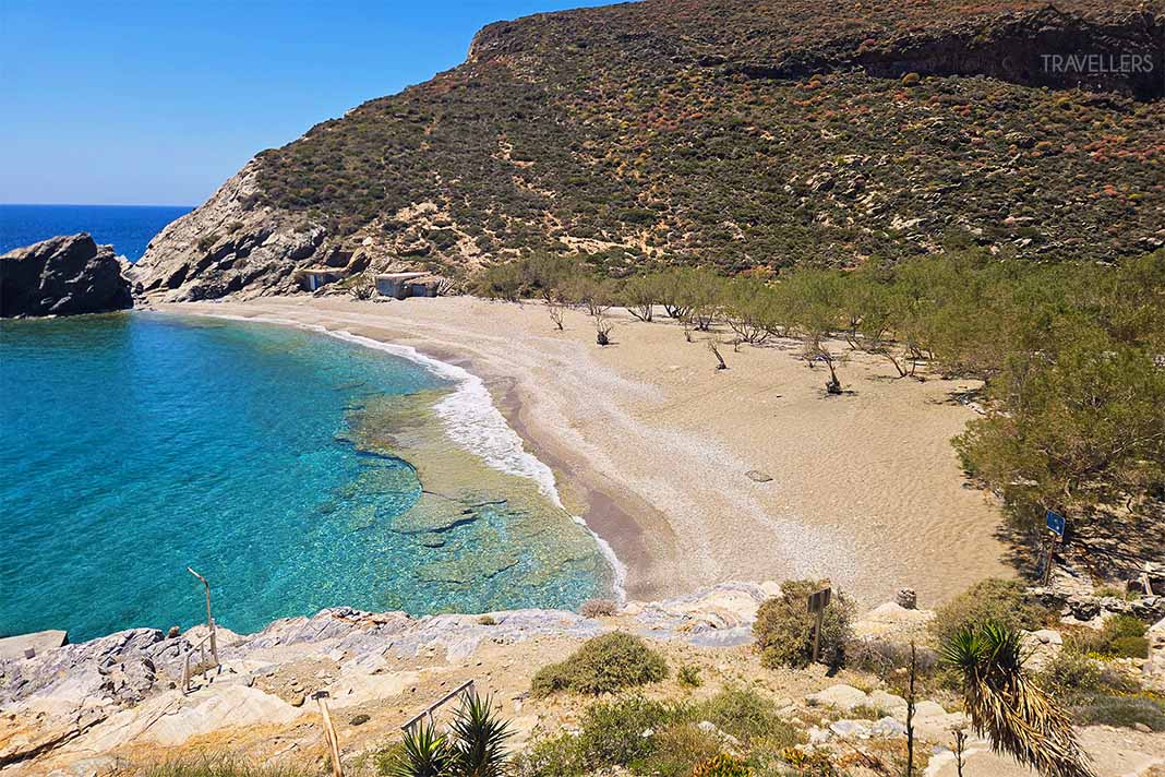 Blick von oben auf den Sandstrand Agios Nikolaos mit Pinien und Hügeln