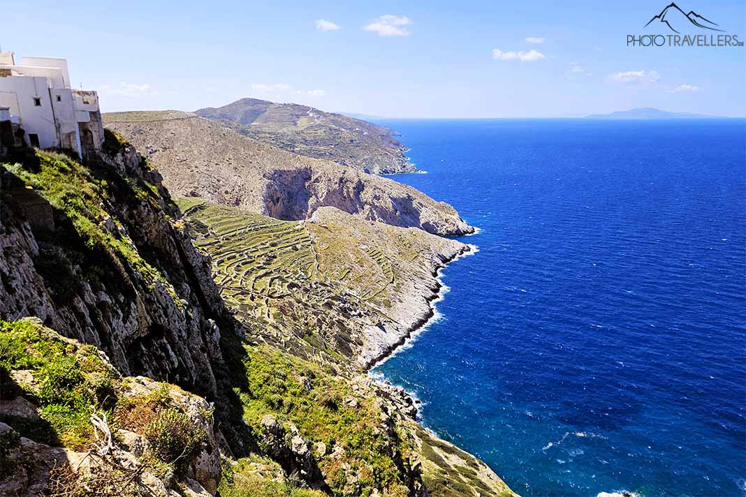 Blick auf die begrünten Hänge an der Steilküste von Folegandros im Sonnenschein