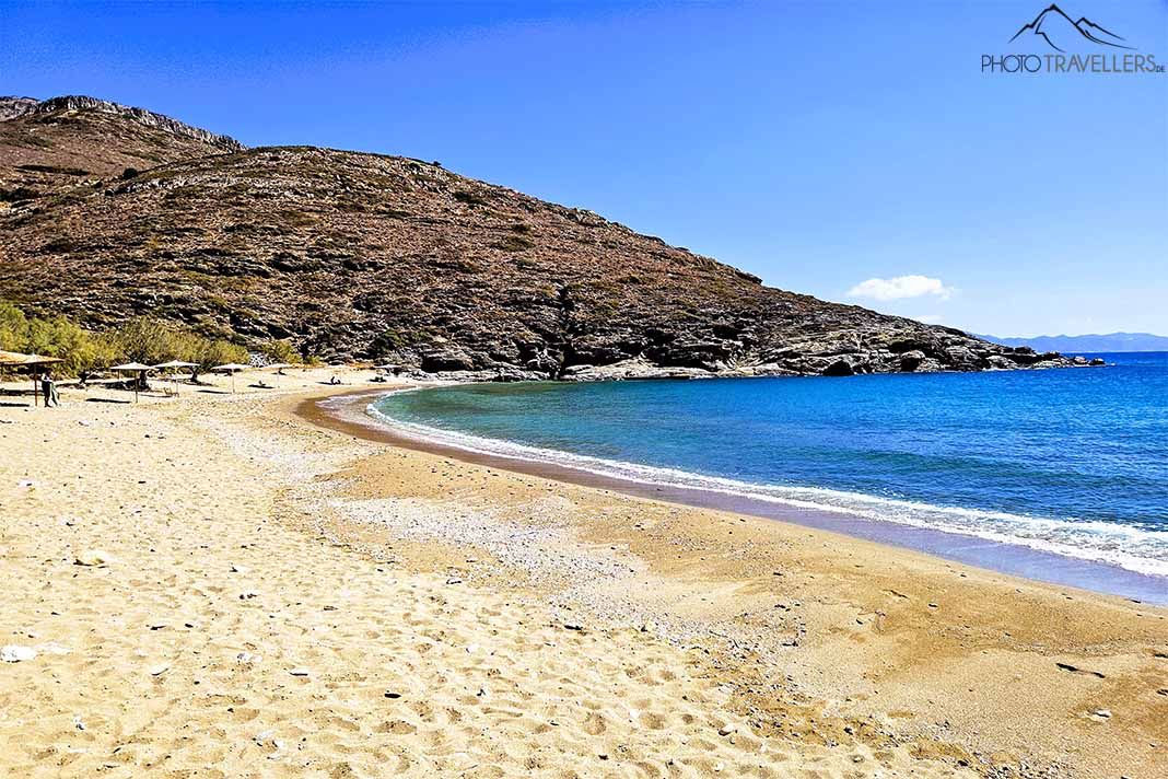 Der Sandstrand von Agios Georgios auf Sikinos ist umrahmt von kargen Hügeln 