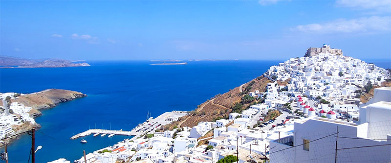 Blick auf die weißen Häuser der Chora von der unbekannten griechischen Insel Astypalea